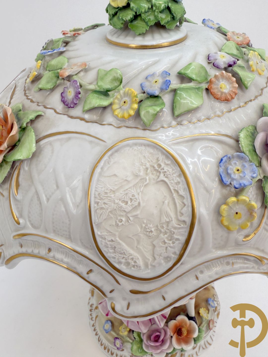 Porseleinen lampadaire met dansende figuren, bovenaan met porseleinen kap bezet met bloemmetjes