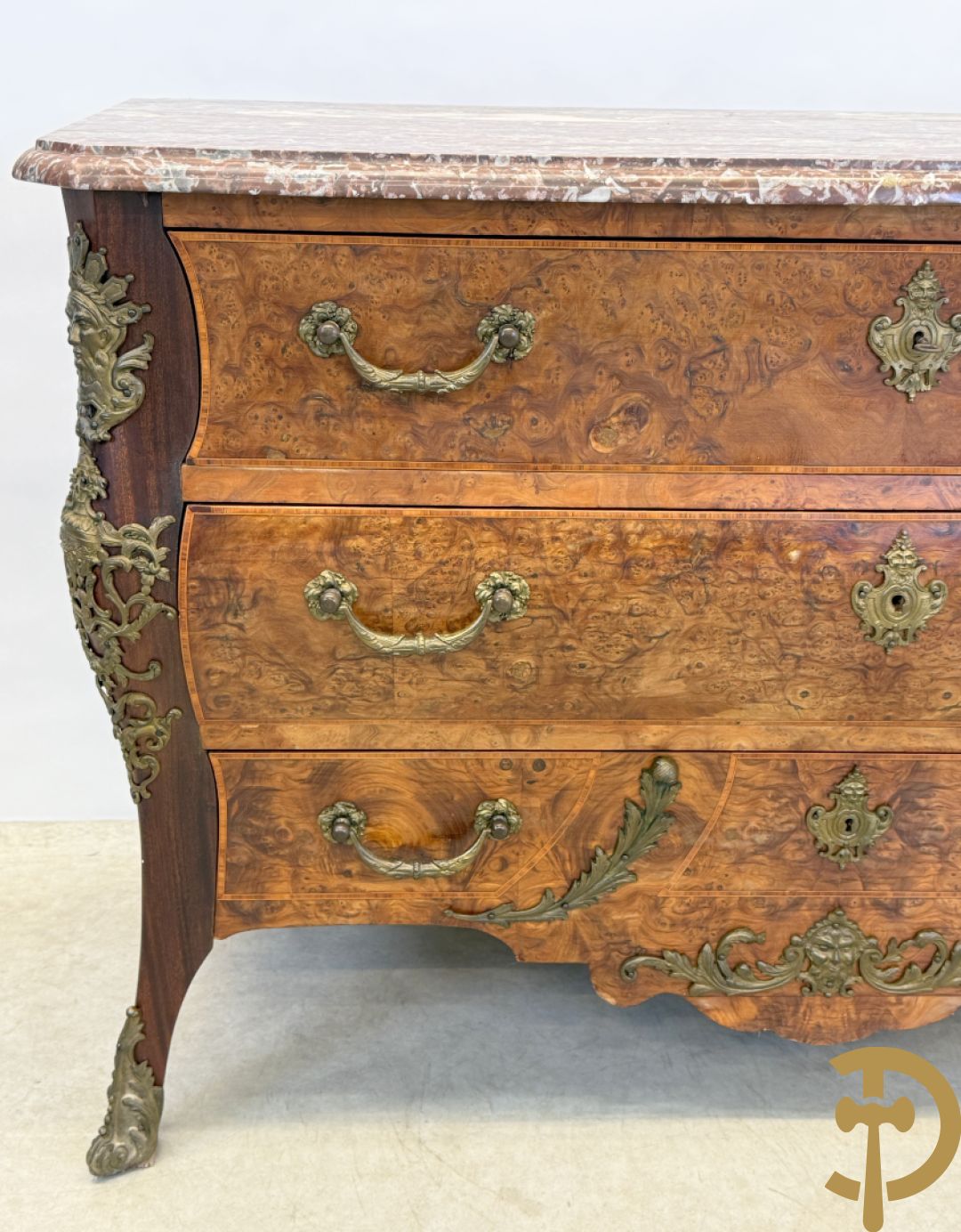 Wortelnotehouten drieladencommode met bronsbeslag van mazarinkoppen en accanthusranken, bovenaan met rood geaderd marmeren blad