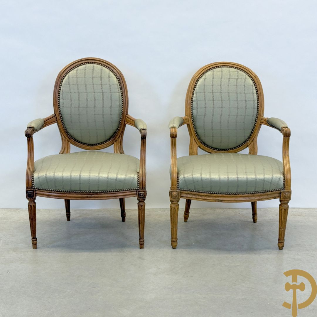 Paar Louis XVI stijl armzetels met ovale medaillon - op gecanneleerde poten