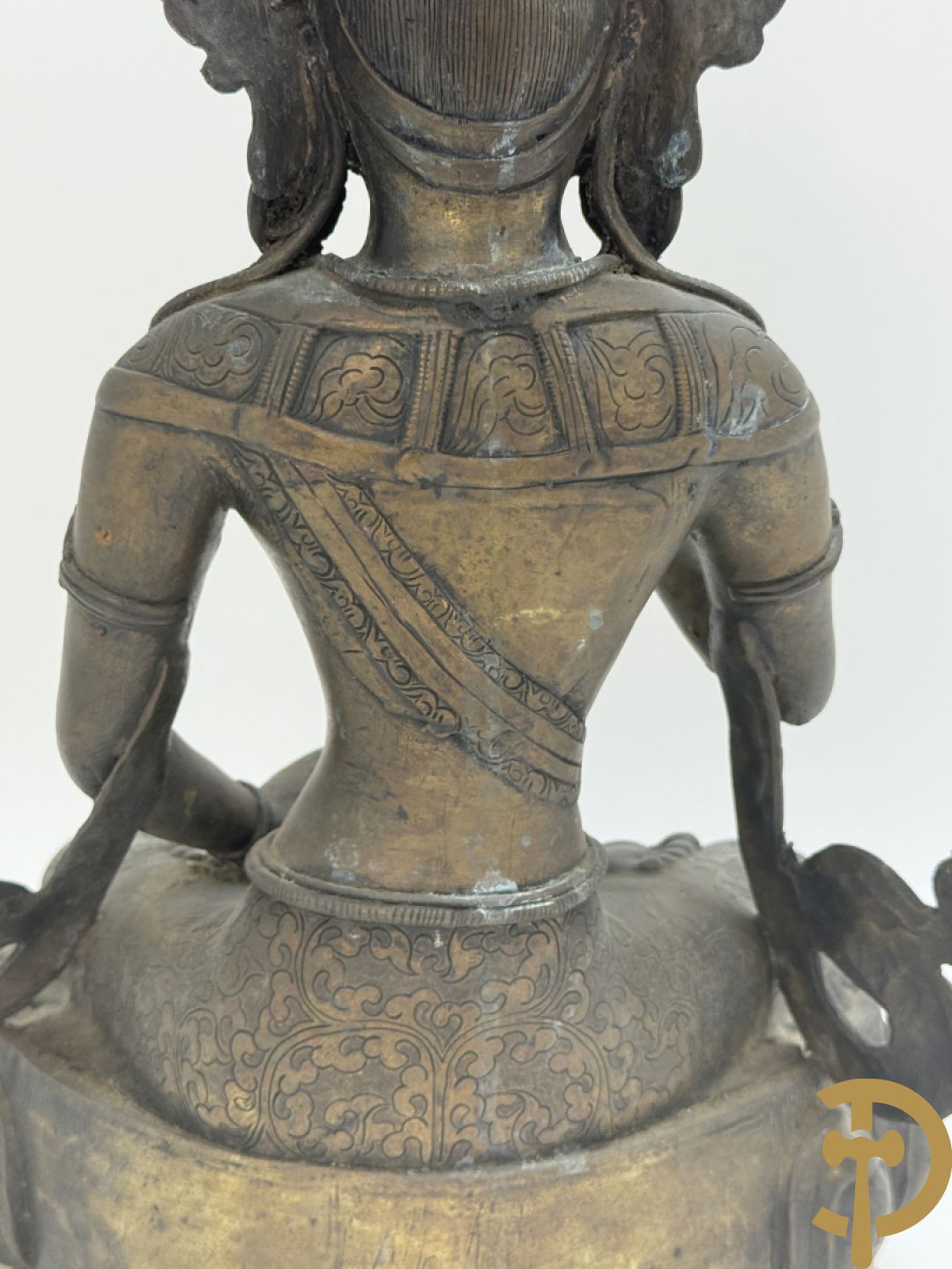 Bronzen neergezeten Boedha