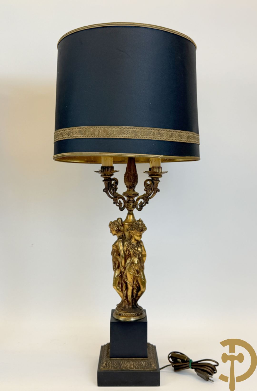 Paar vintage lampadaires met 3 karyathiden, bovenaan met 4 kaarsen en een lichtpunt, Deknudt