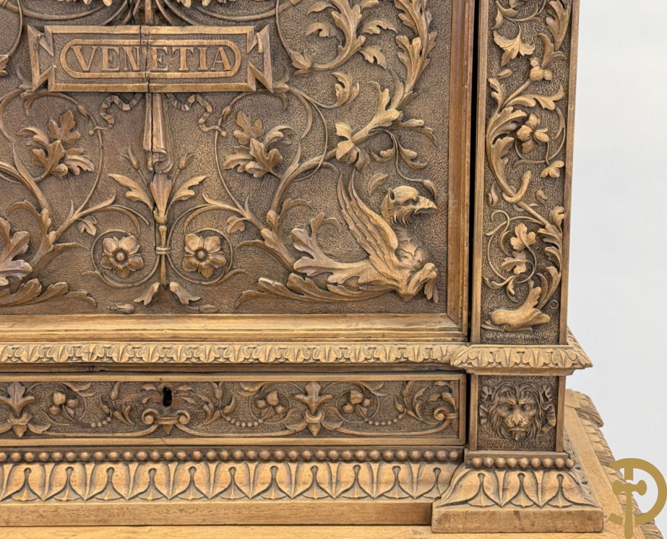 Italiaanse handgesculpteerde Neo Renaissance credance, bovenaan met klep en onderaan met lade - sculptuur van dieren en accanthusranken, gemerkt Venetia