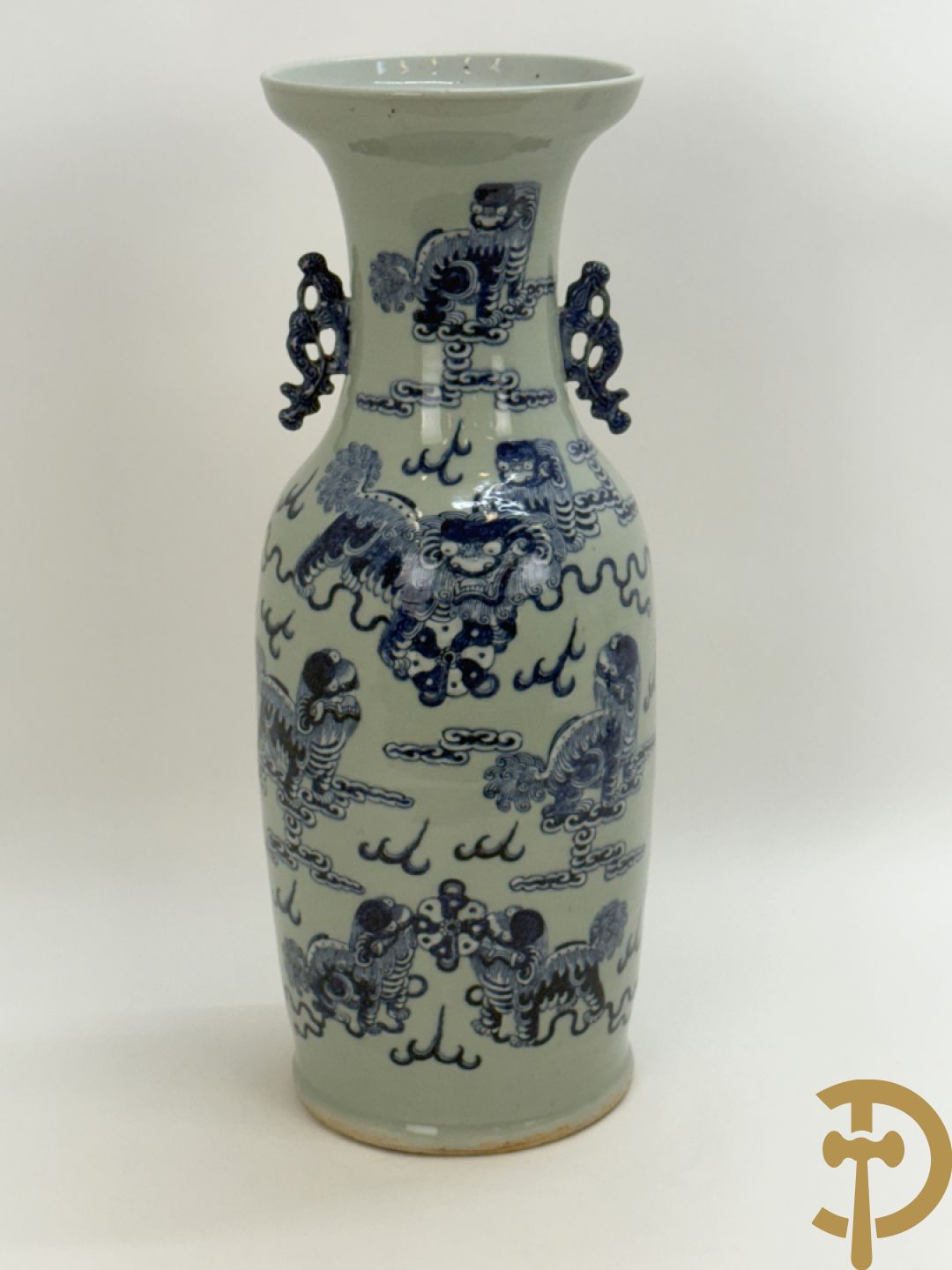 Chinese porseleinen celadon vaas met blauw/wit decor van fo honden