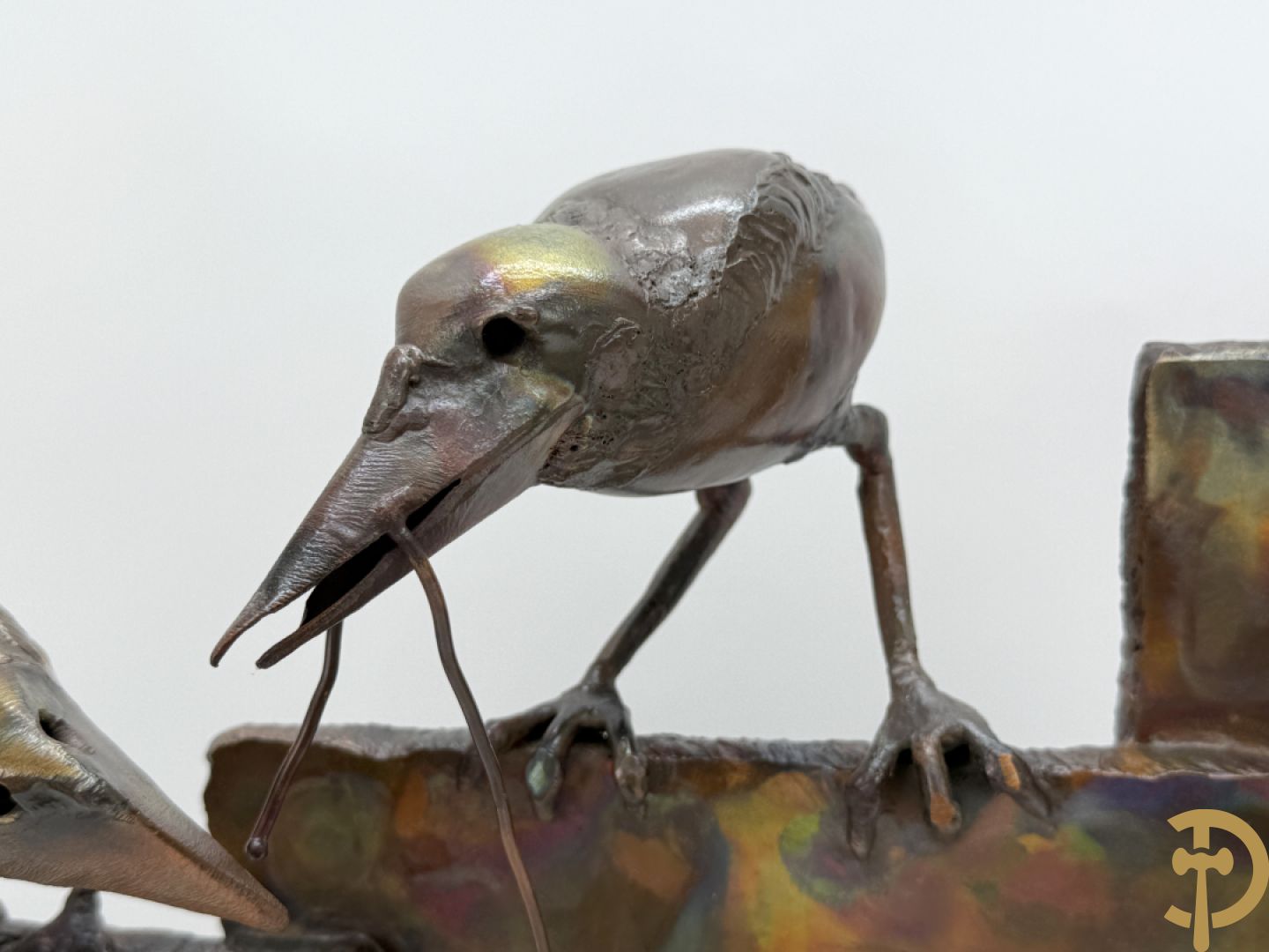 BEL J. getekend (Belaen Jean Pierre) Bronssculptuur met 4 vogels op schutting