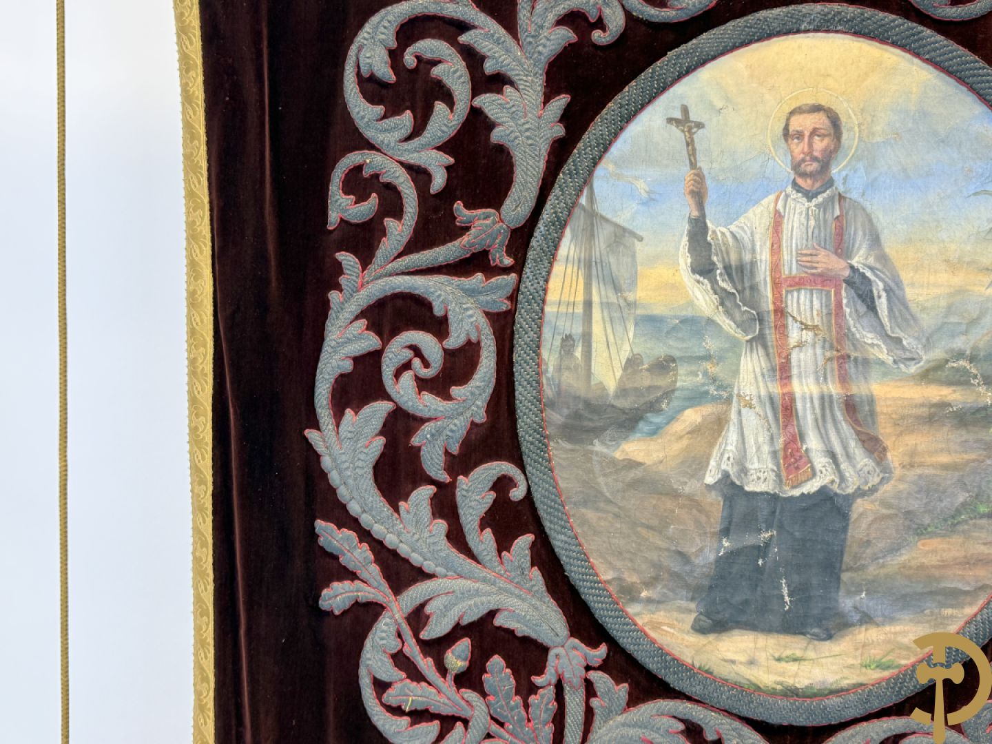 Processiebannier met bordeaux vaandel bezet met goudbrocaat van accanthusranken, Wortegem 1878, centraal handbeschilderd medaillon met voorstelling van Franciscus Xaverius - gehouden door verguld houtgesculpteerd ornament