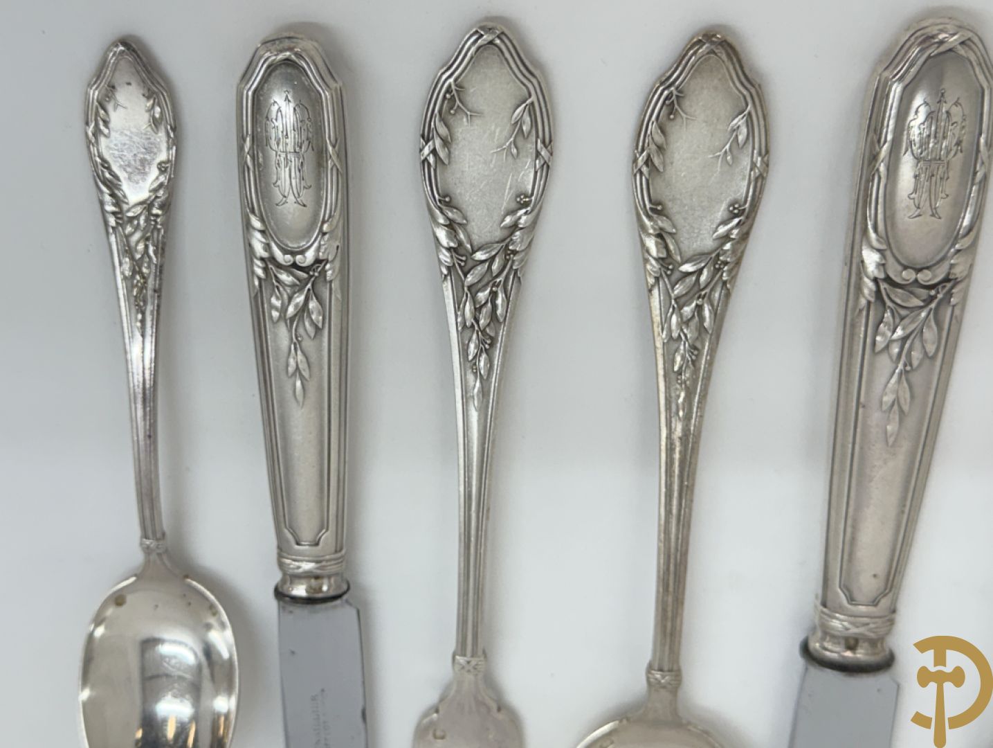Massief zilveren bestek gedecoreerd met bladranken  in mooie koffer met leder bekleed, gemerkt HS (Henri Soufflot) - 19e 
12 vorken, 12 lepels, 12 messen, 12 dessertvorken, 12 dessertlepels, 12 dessertmessen, 12 koffielepels en 15 grote stukken, met initialen HM