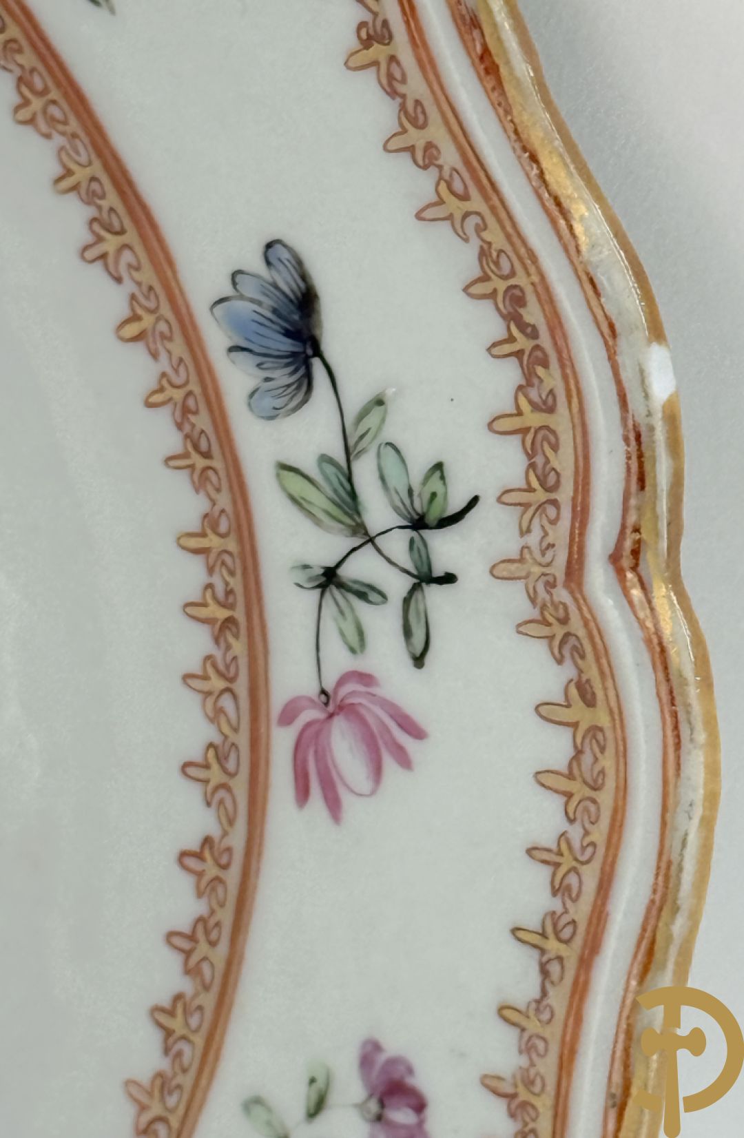 Negen Famille rose bordjes w.o. zes plat gekartelde, 1 diep gekartelde en 2 vlakke met bloementaferelen