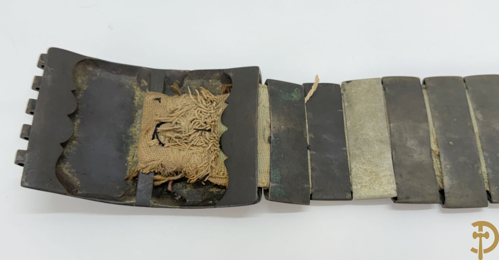 Gekleurde metalen riem met koperen lemmetten en bronzen sluiting