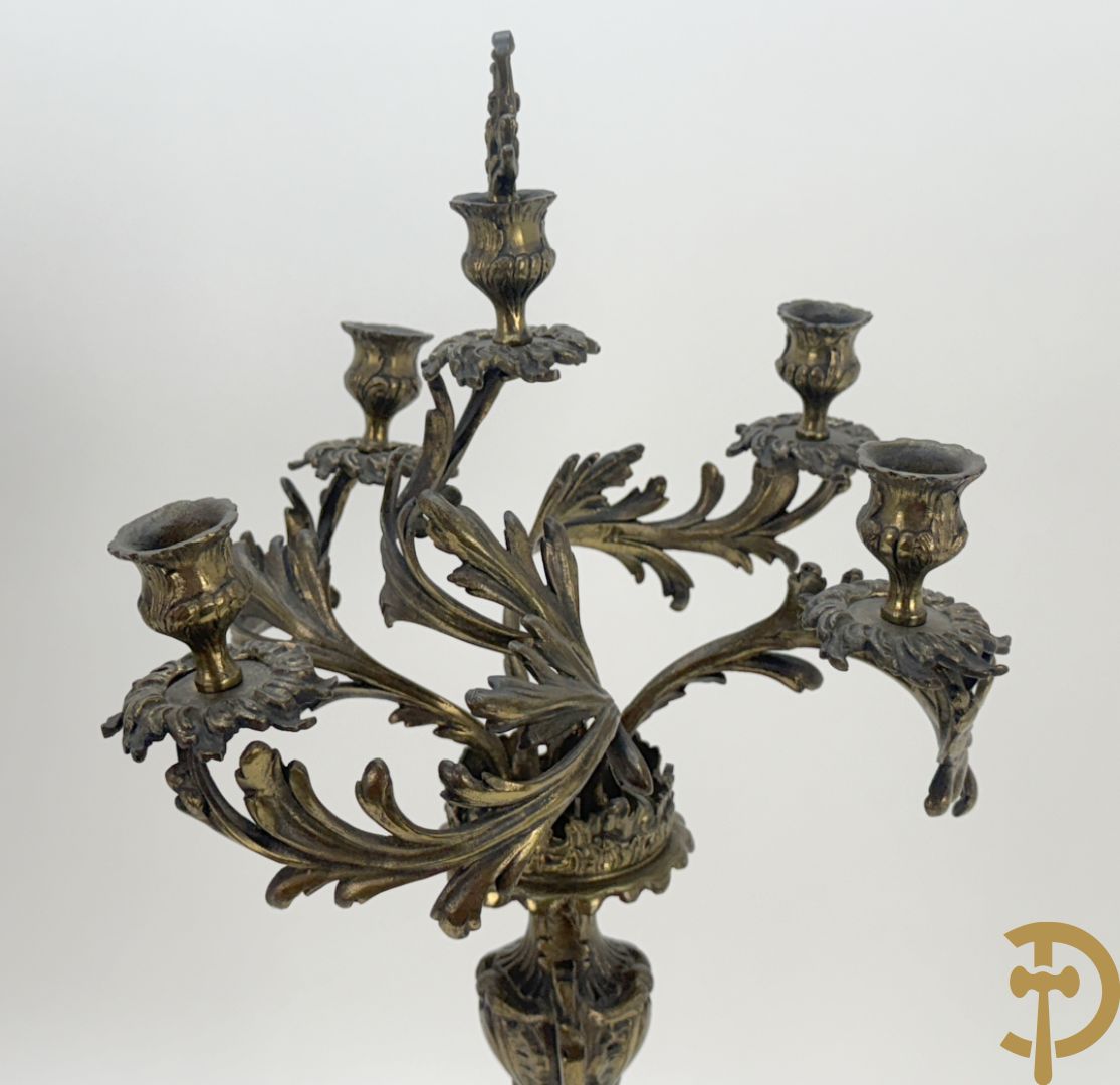 Driedelige koperen garnituur bestaande uit middenstuk bezet met amfoor en paar kandelaars , Louis XV stijl