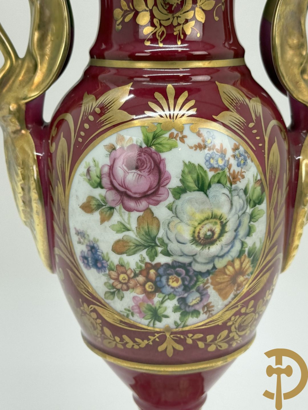 Sèvres cachepot met dubbel decor van handbeschilderde romantische dames en bloemendecor + cachepot in Frans porselein met bloemendecor gevat in bronzen houder + Limoges medici vaas met zwanehalzen