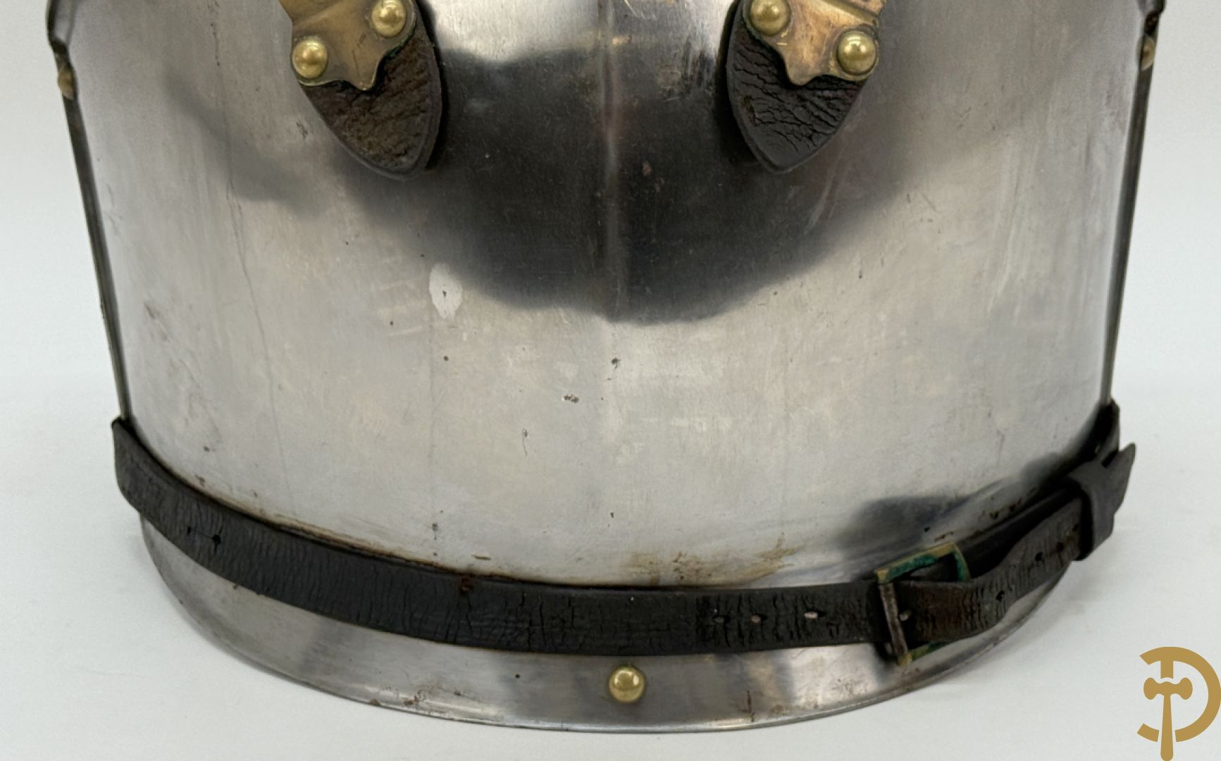 Frans metalen borststuk/ kuras voor de cavalerie met lederen riem en koperen stukken, Manufacture de Klingenthal 1828, 19e