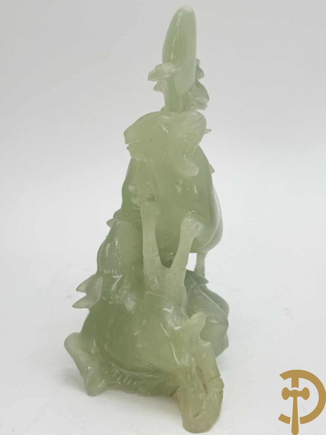 Drie Chinese handgestoken sculpturen van rammen en gevleugelde fo hond en in speksteen en jadeiet
