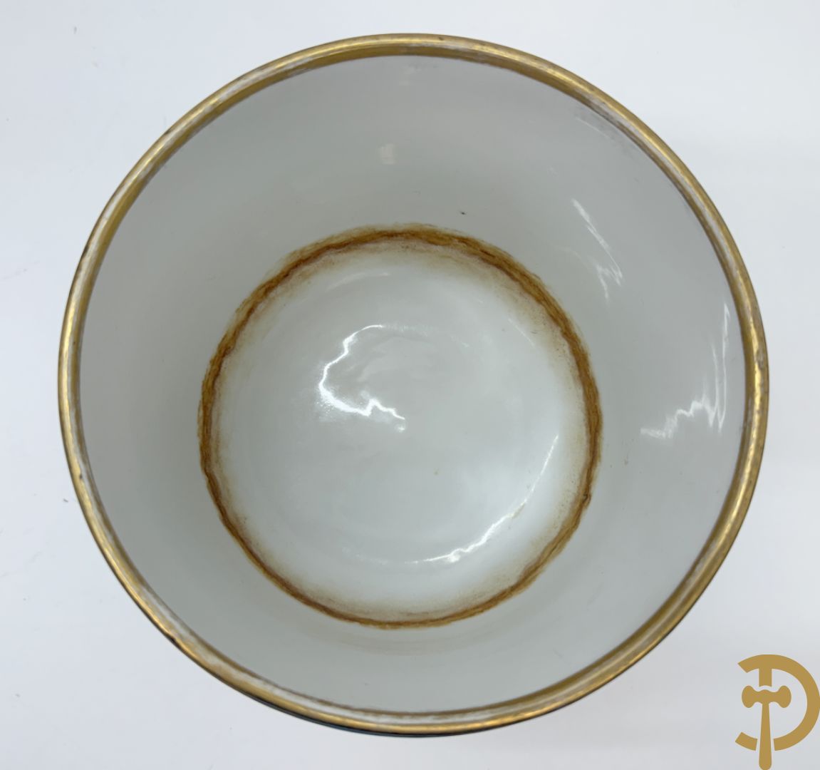 Sèvres cachepot met dubbel decor van handbeschilderde romantische dames en bloemendecor + cachepot in Frans porselein met bloemendecor gevat in bronzen houder + Limoges medici vaas met zwanehalzen