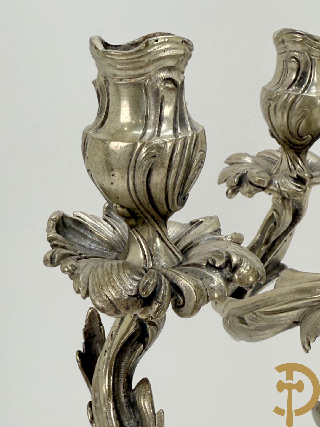 Paar massief zilveren getorste zesarmige kandelaars met Louis XV motieven, met import stempel 