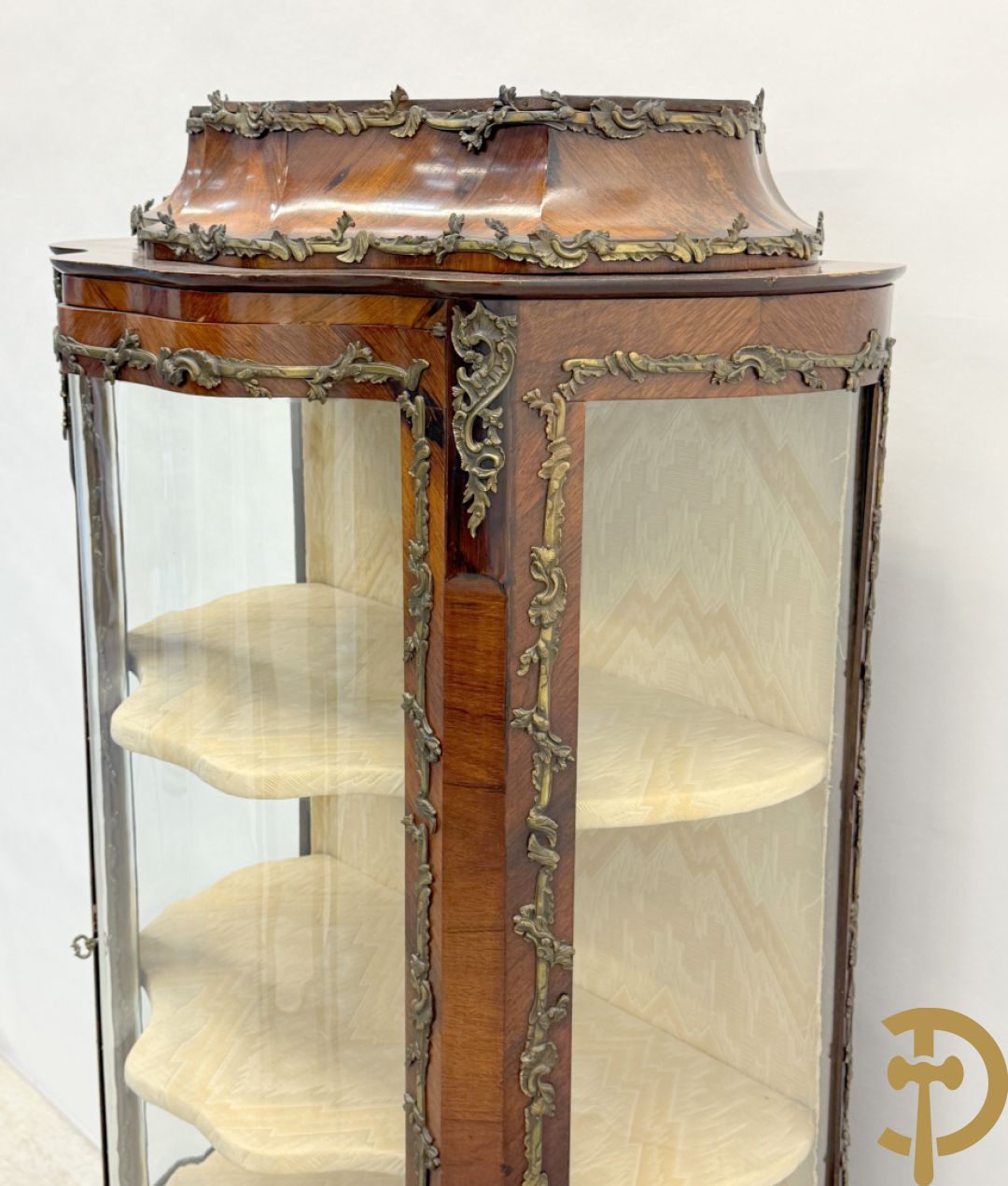 Notelaren Louis XV vitrine met gebogen glas, bezet met bronsbeslag en onderaan met bloemenmarketterie