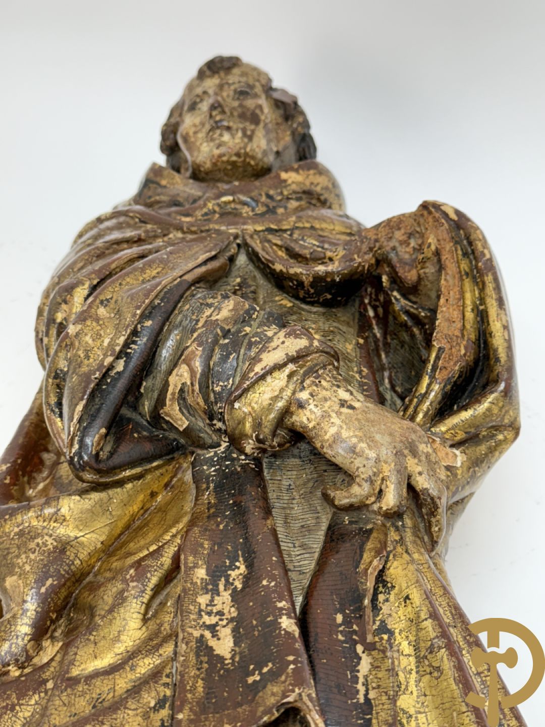 Gepolychromeerde houtsculptuur van man met mantel