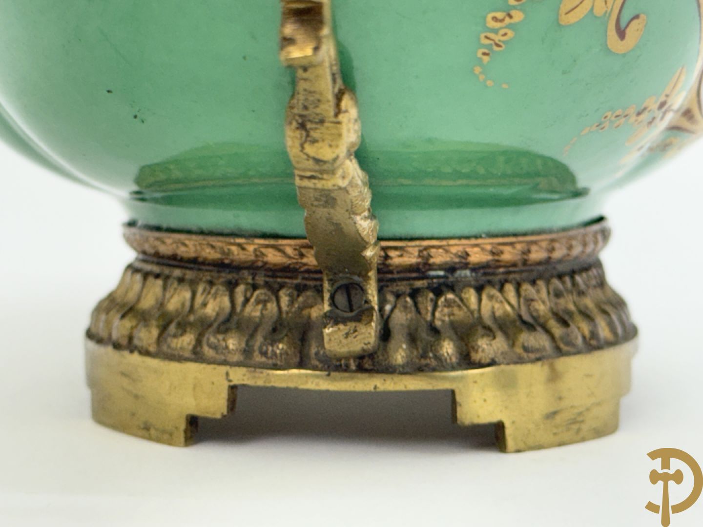 Sèvres cachepot met dubbel decor van handbeschilderde romantische dames en bloemendecor + cachepot in Frans porselein met bloemendecor gevat in bronzen houder + Limoges medici vaas met zwanehalzen