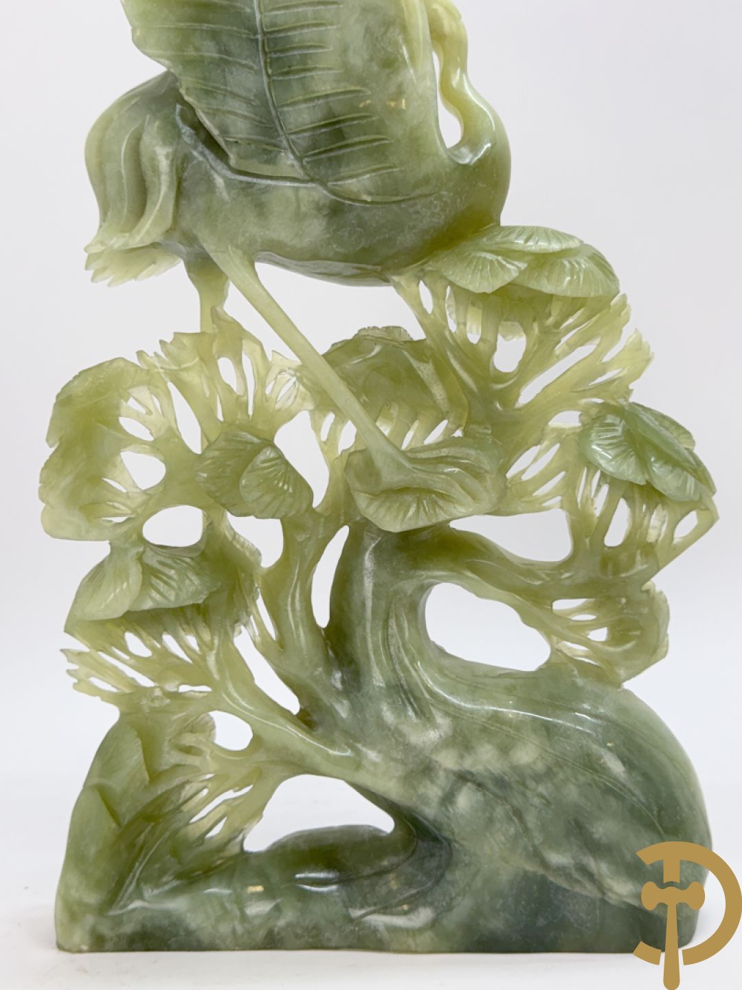 Paar jadeiet sculpturen met fenixvogels in natuurtafereel