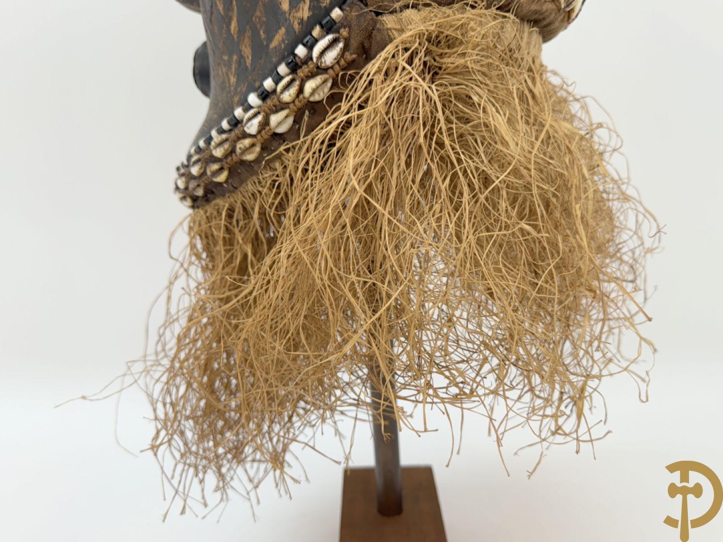 Afrikaans masker met symbolische beschildering, kralen en raffia