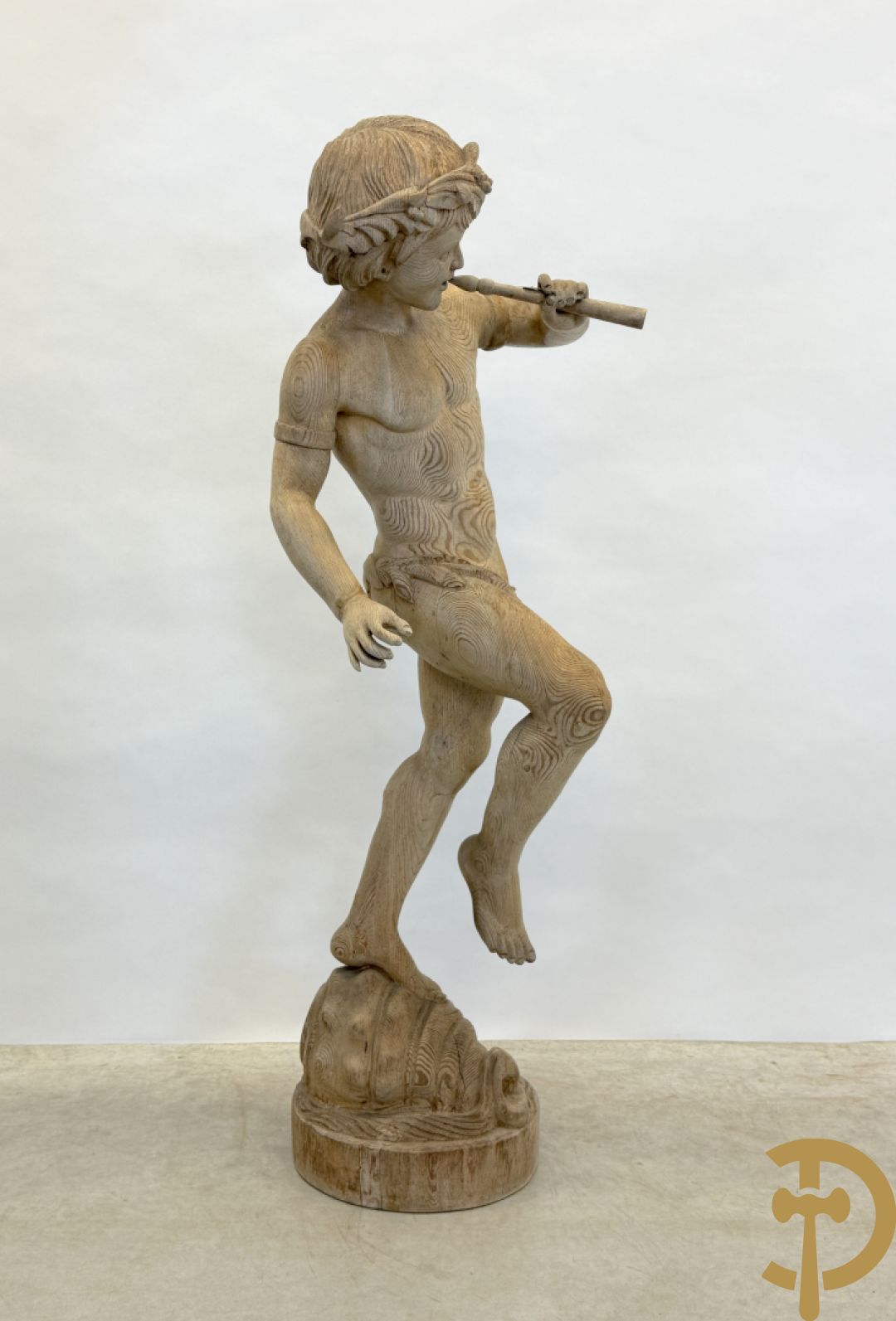 Houtgesculpteerde fluitspelende cupido staande op schelp