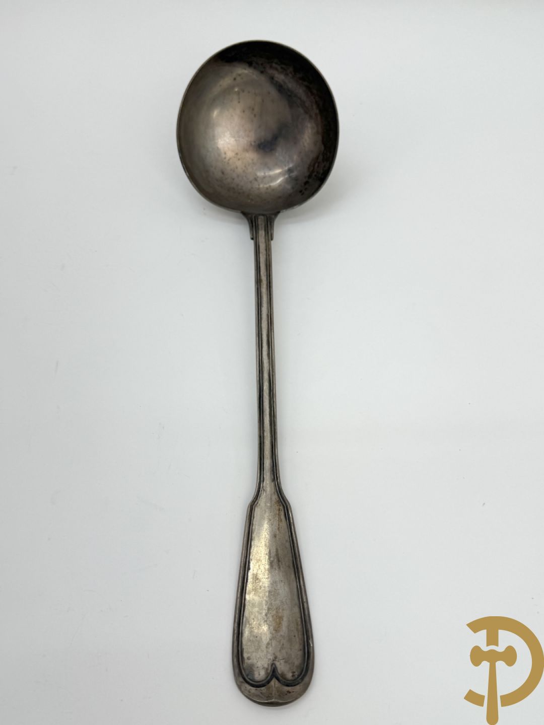Massief zilveren bestek Louis Philippe model met initialen bestaande uit 13 soeplepels (853 gram), 9 vorken (657 gram), 3 dessertlepels (59 gram) en 1 pollepel (221 gram)