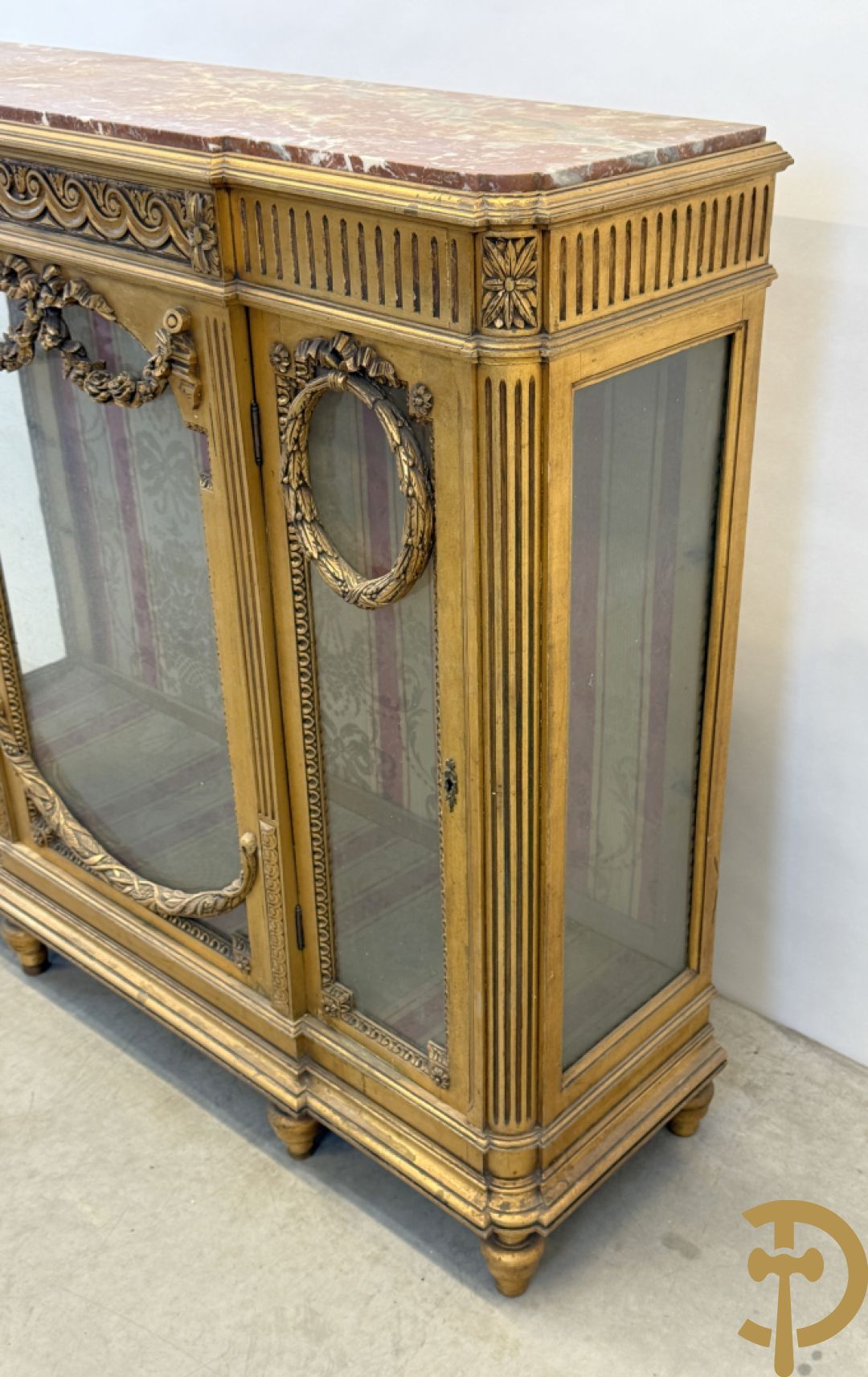 Vergulde Louis XVI vitrine met 3 deuren, cannelures en guirlandes - bovenaan met marmeren blad