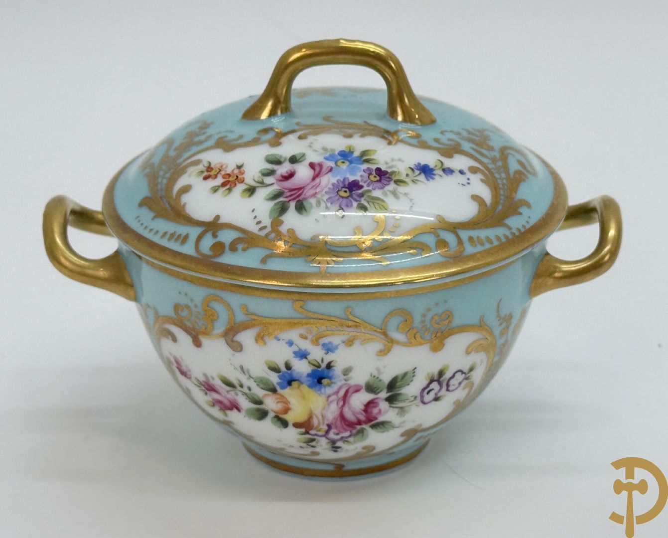 Mooi lot Limoges porselein bestaande uit grote en kleine Medici vaas met bloemendecor, 3 cache pots, bord, 2 coupes, Tas en schoteltje (9 stuks in totaal)