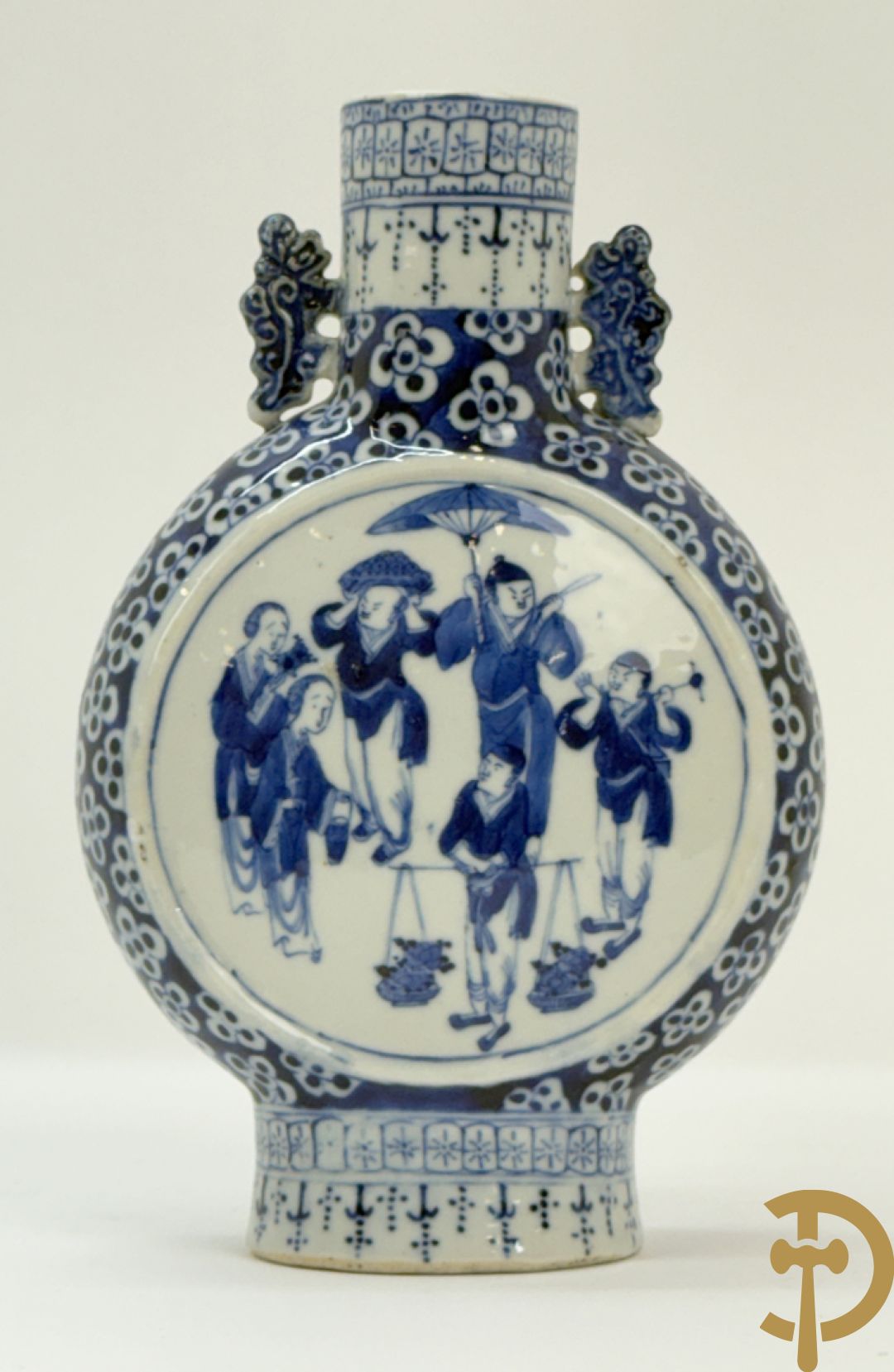 Chinese porseleinen maanvaas met geanimeerd decor