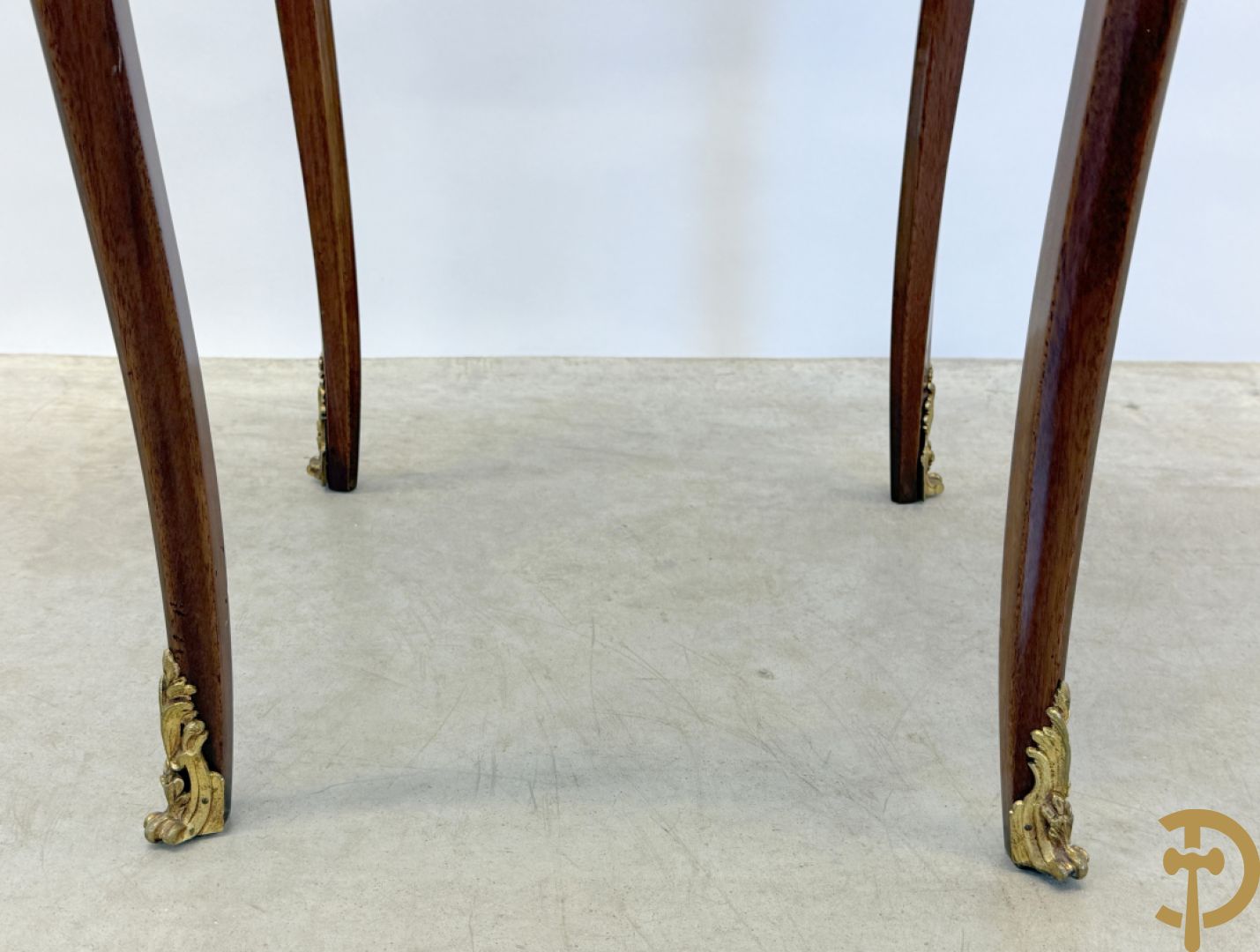 Mahoniehouten ronde bijzettafel met Louis XV bronsbeslag op 4 voluutvormige poten