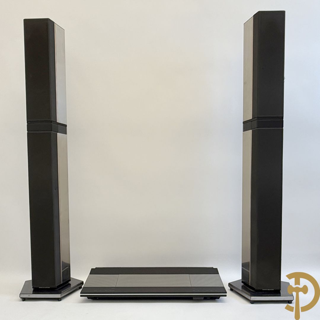 Design muziekinstallatie B & O Beocenter 9500 met bijhorende toren luidsprekers type 6611