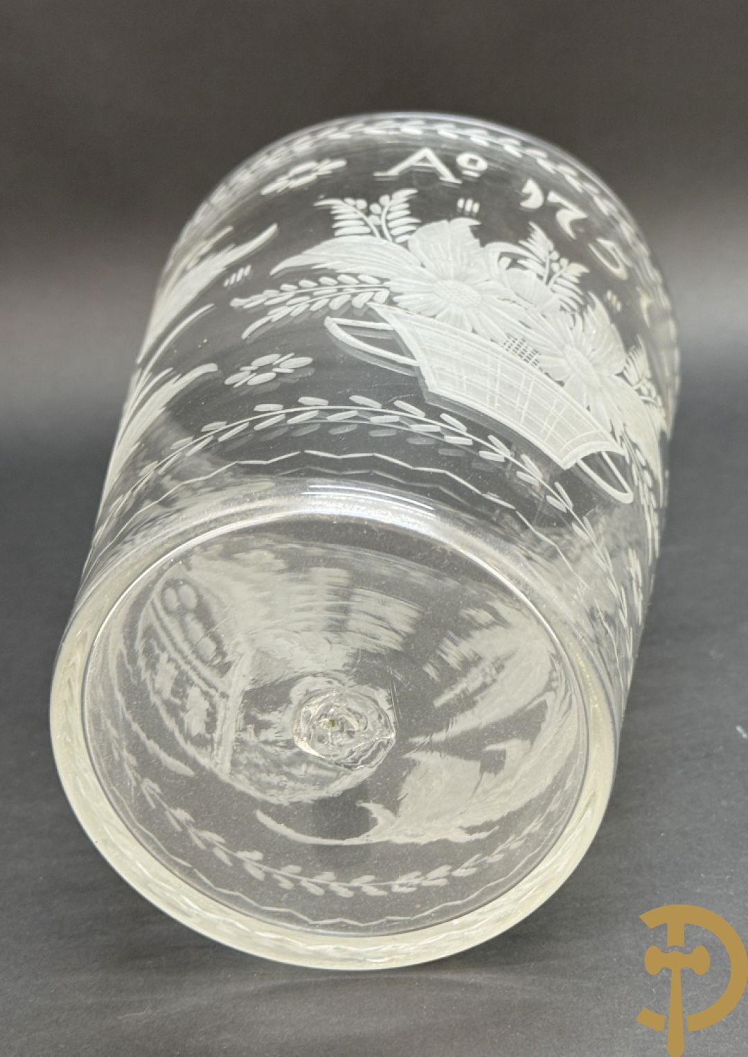 Handgeslepen flessenhouder met dubbel decor van wapenschild en geëtst bloemendecor, gedateerd 1751 + schenkkan met zilveren tuit + 2 coupes + pique fleur + veldfles