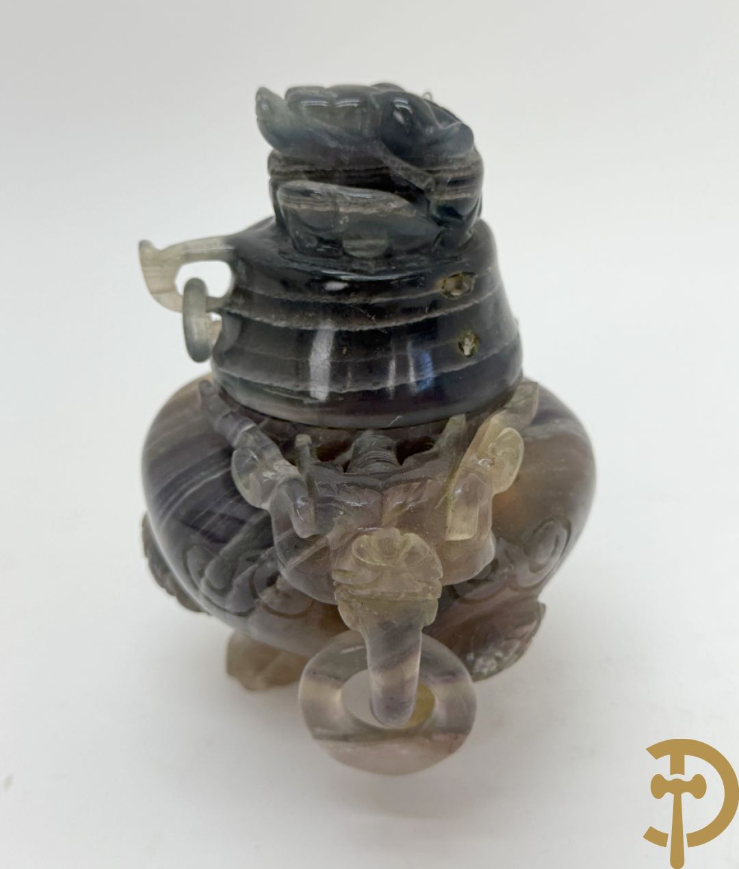 Drie Chinese handgesculpteerde urnes in gesteente met drakendecor (jade, amethist en fluoriet)