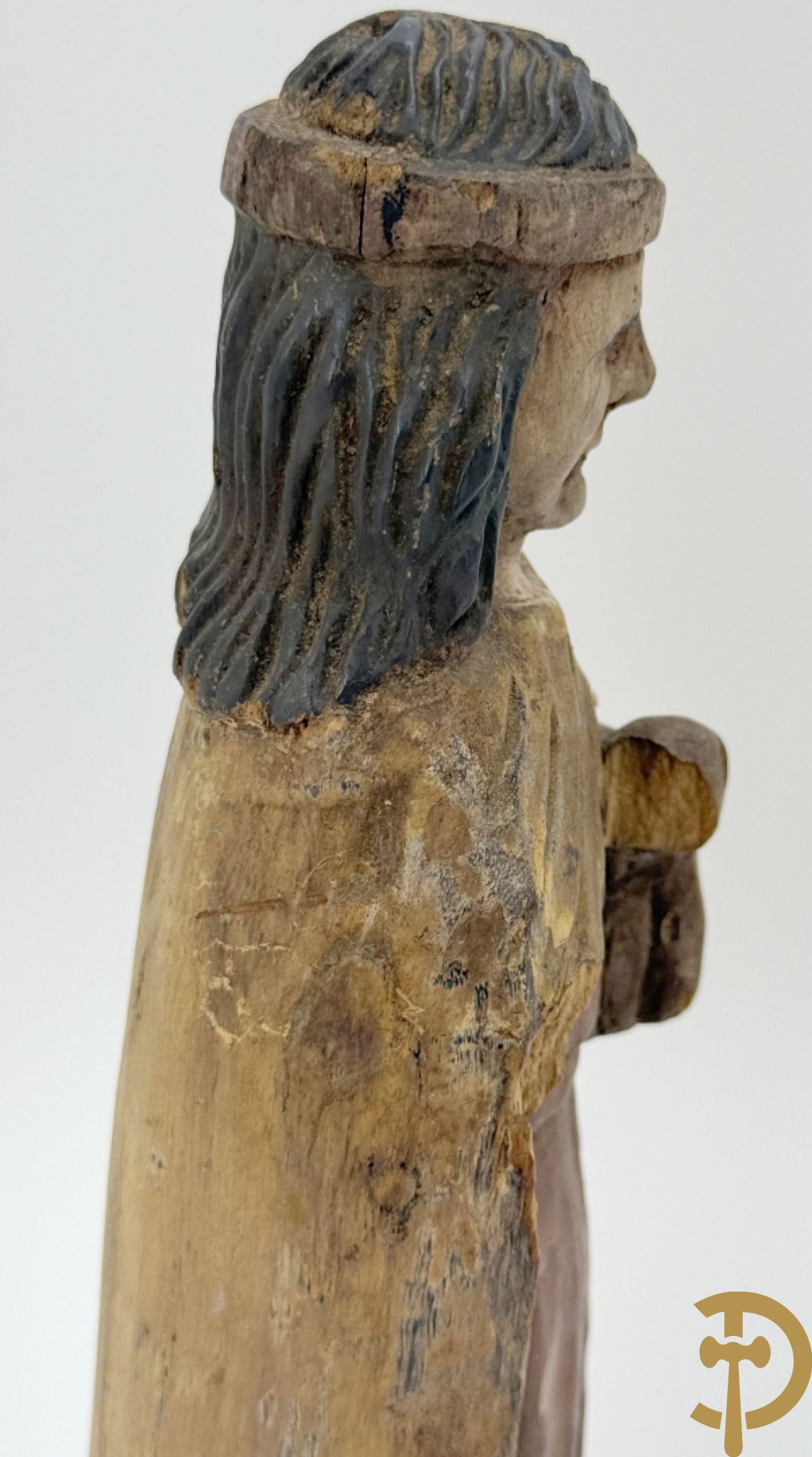 Volkse houtsculptuur van Heilige figuur met lam