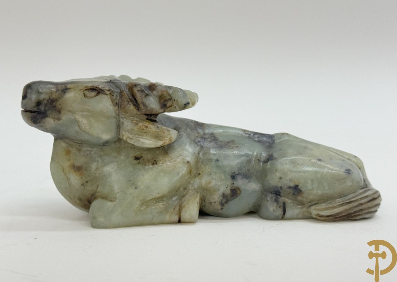 Drie Chinese handgestoken sculpturen van rammen en gevleugelde fo hond en in speksteen en jadeiet