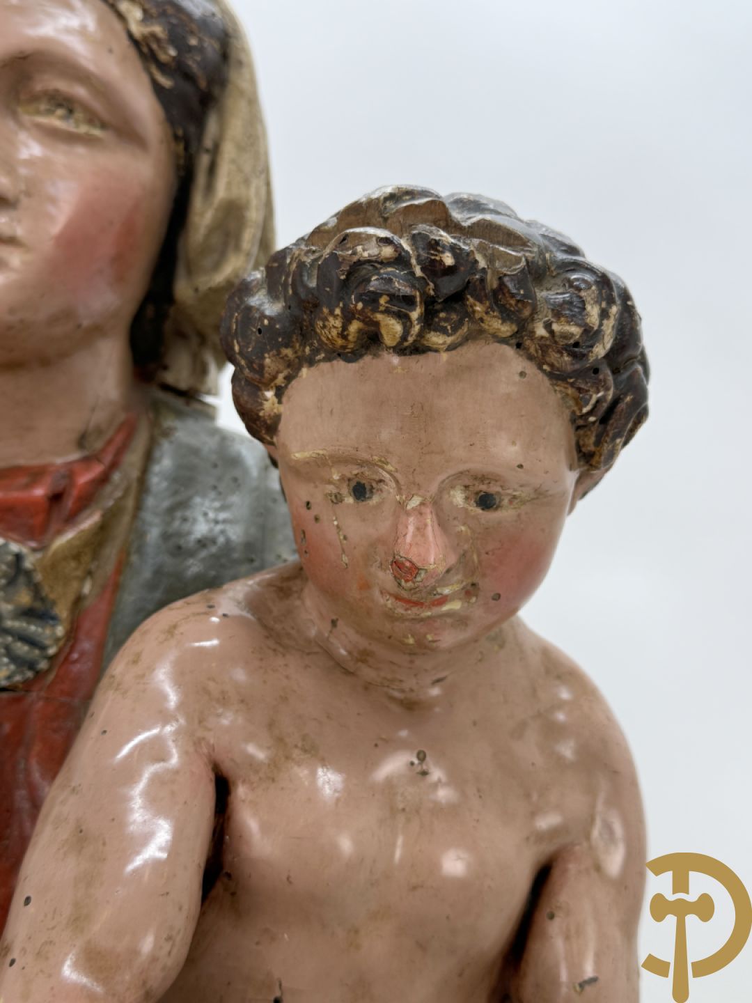 Gepolychromeerde houtsculptuur Madonna met rode jurk en kind, 18e