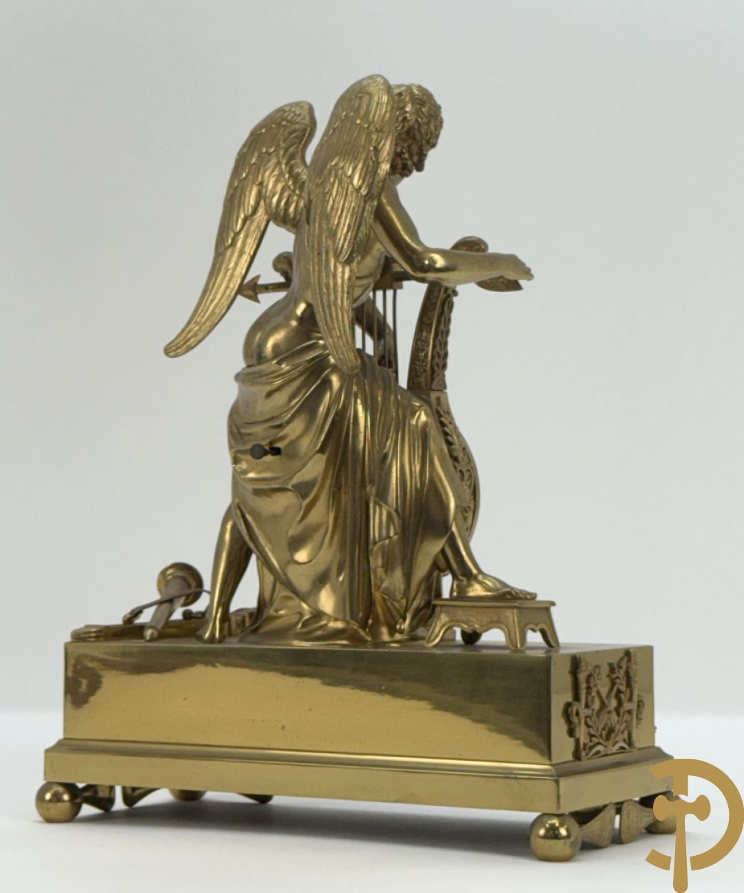 Vuurvergulde Franse bronzen Empire stijl pendule, harpvormige horloge met gevleugelde Griekse mythologische figuur, Erso die zijn lier bespeelt - Deniere et E. Mattelin, Fabricants de Bronze