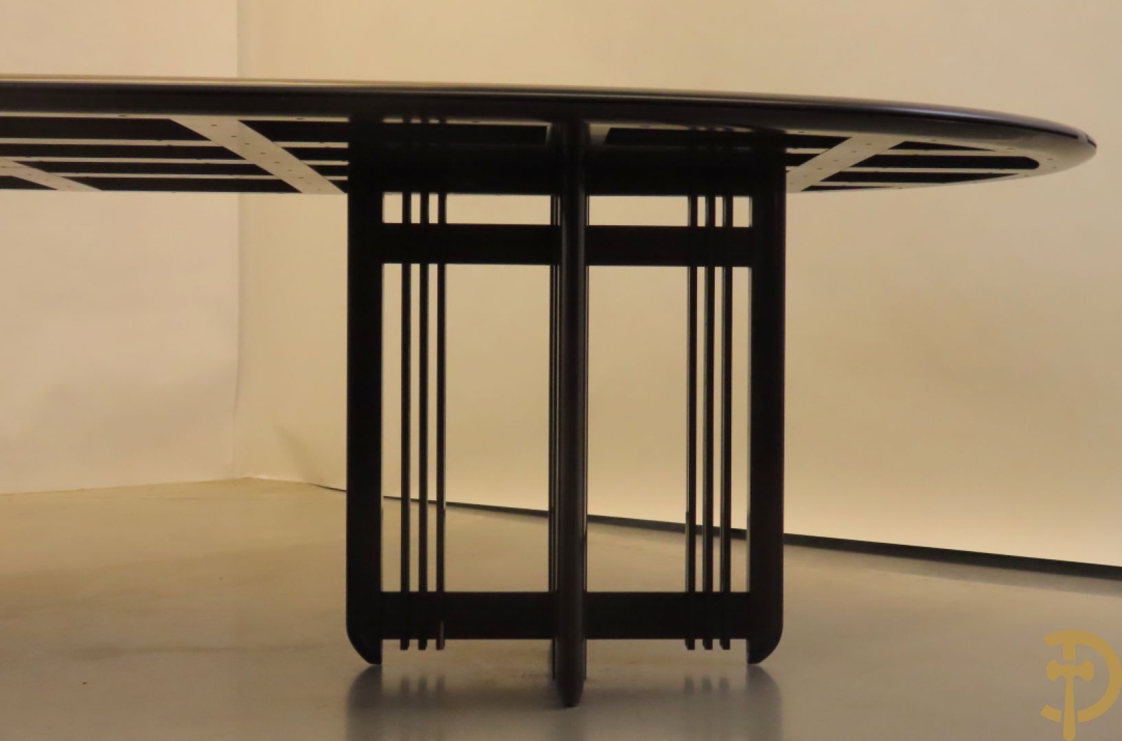 Grote ovale tafel van de Italiaanse ontwerper Umberto Asnago voor Giorgetti + 10 bijhorende hoogleunige stoelen