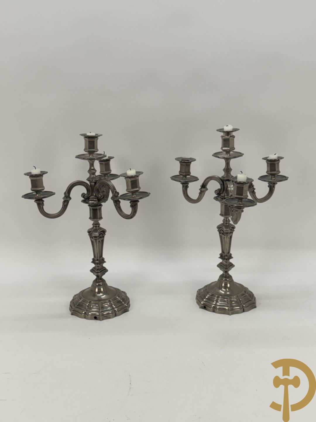 Paar Franse verzilverde metalen vierarmige kandelaars, Louis XIV stijl