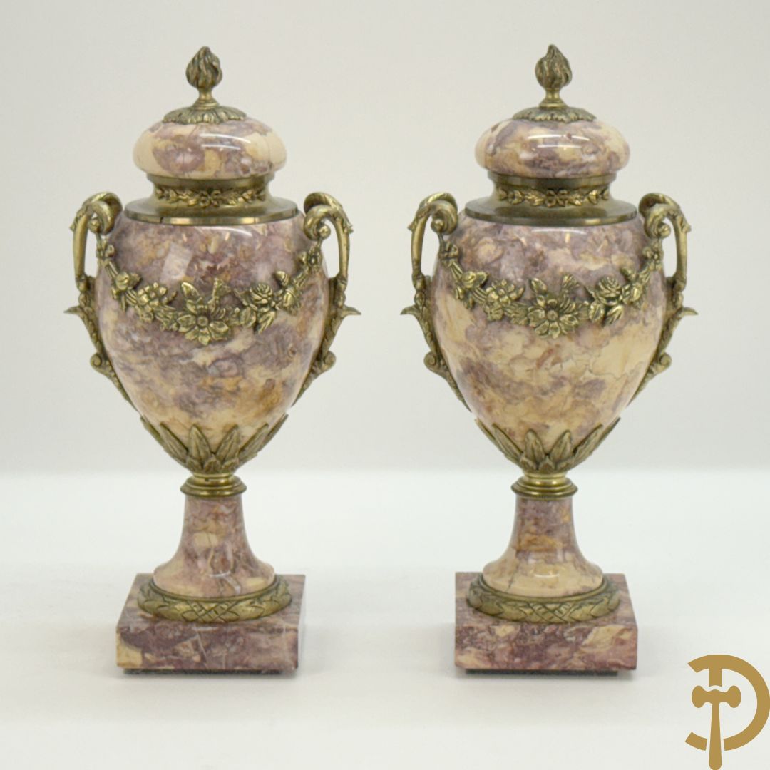 Paar marmeren cassolettes bezet met bronzen bloemenguirlandes
