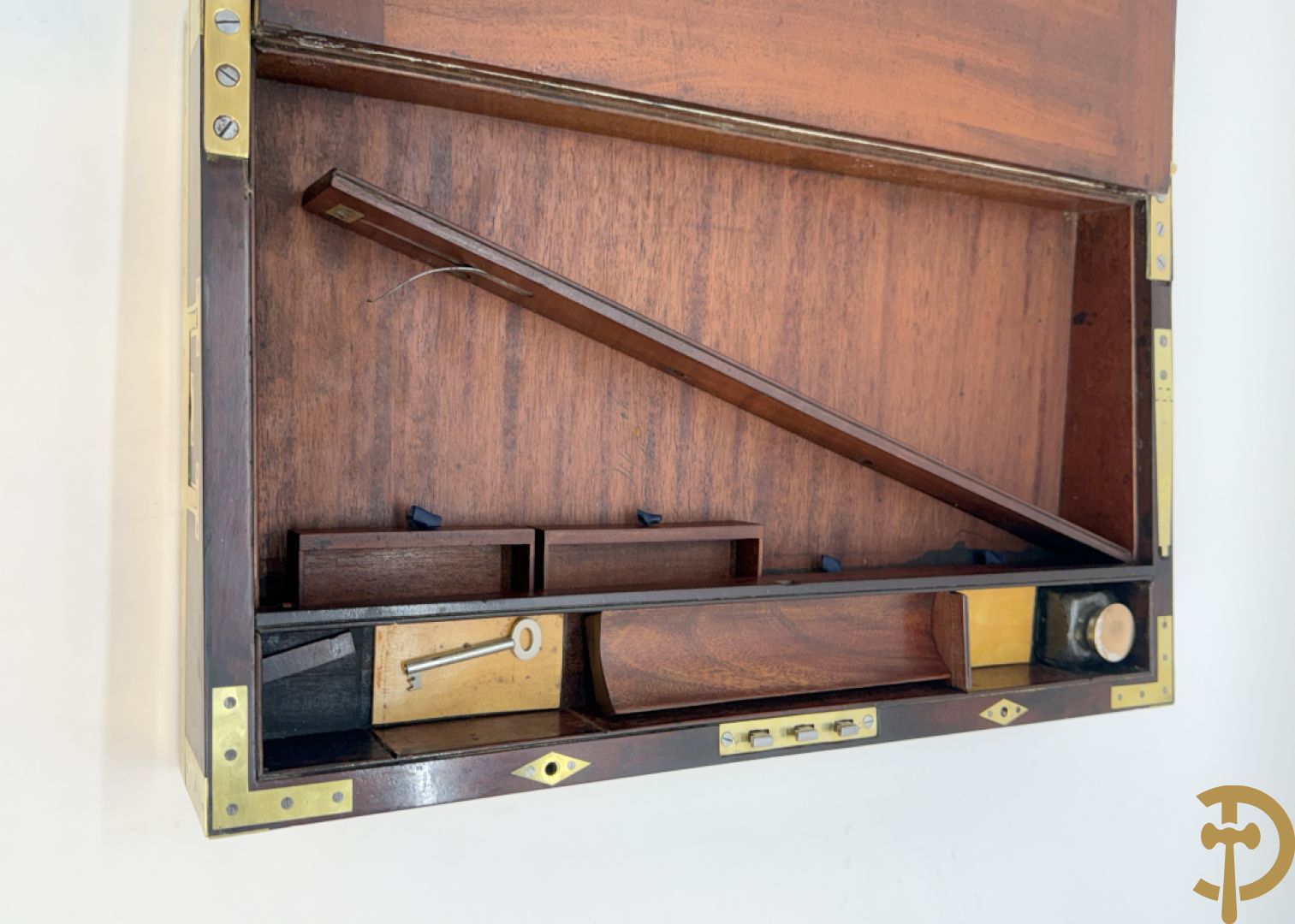 Mahoniehouten schrijfbox met koperafwerking en zijdelings met inliggende handvaten, lederinleg en verborgen vakjes, 19e