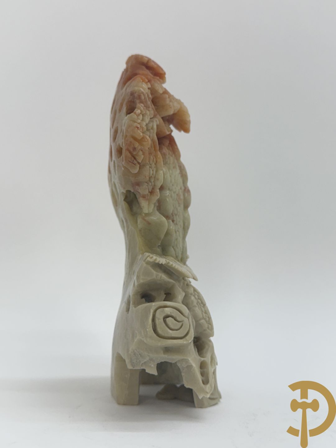 Zwart/witte nefriet sculptuur van geisha in gebergte + speksteensculptuur met bloemen + zittende boedha in nefriet + 9 kleine sculpturen in jadeiet
