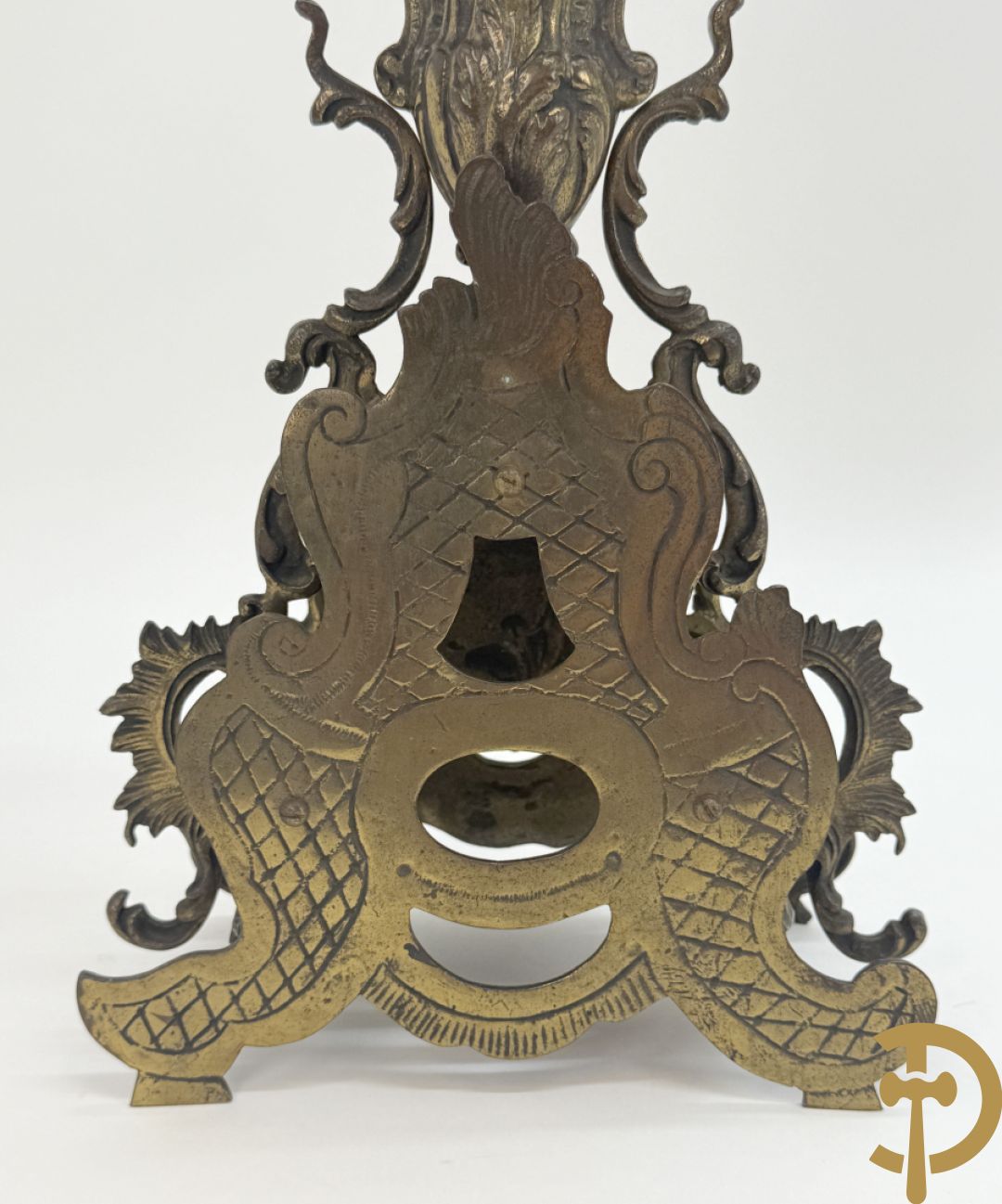 Driedelige koperen garnituur bestaande uit middenstuk bezet met amfoor en paar kandelaars , Louis XV stijl