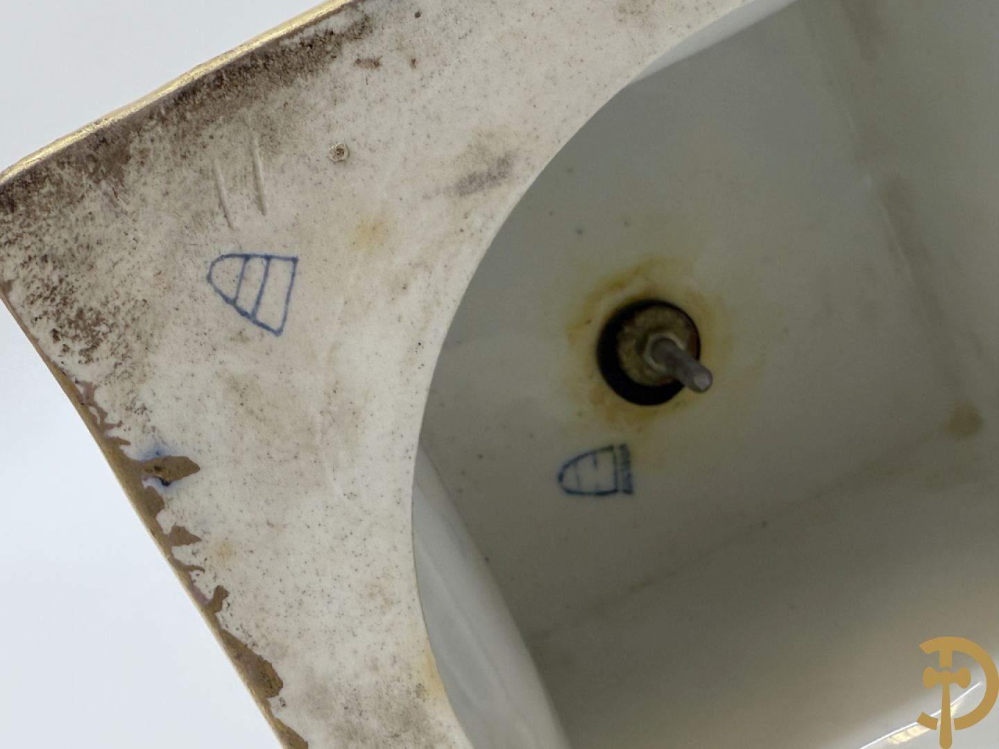 Paar handbeschilderde Weense amfoorvormige vazen met romantische taferelen, decor getekend door Kaufmann