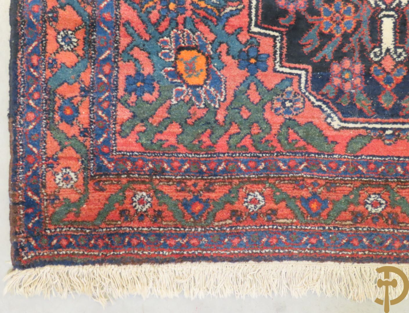 Perzische handgeknoopte loper met geometrische patronen + Perzissch handgeknoopt tapijt Senneh + Oosters handgeknoopt tapijt met bloemendecor + bidtapijtje