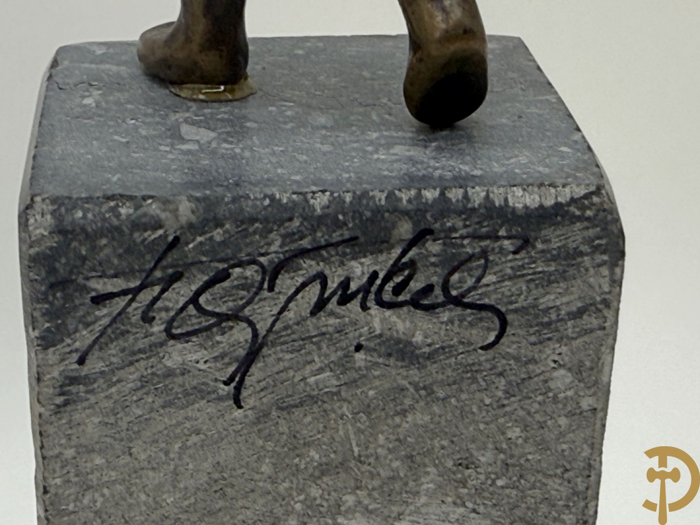 MEAN Fr. getekend (Francis) Paar bronzen sculpturen op arduinen sokkel