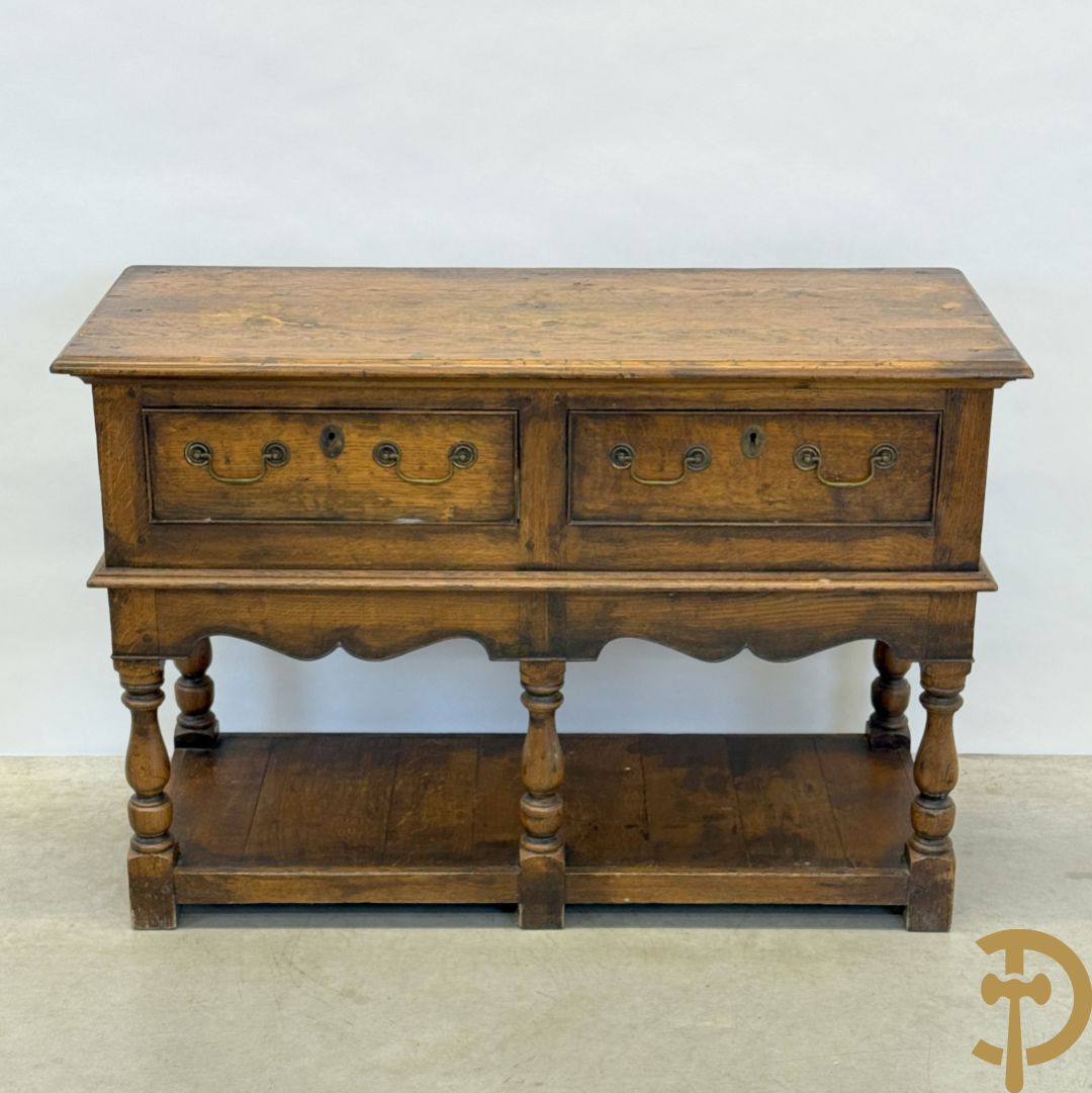 Massief eiken Engelse side board met 2 lades, op ballusterpoten
