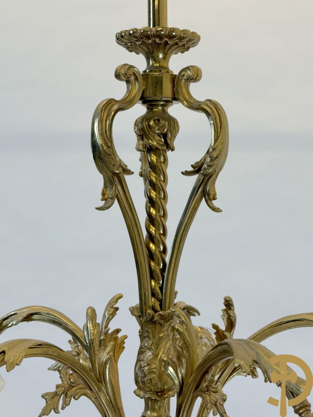 Vijfarmige luchter bezet met roosjes, Louis XV stijl bezet met accanthusranken