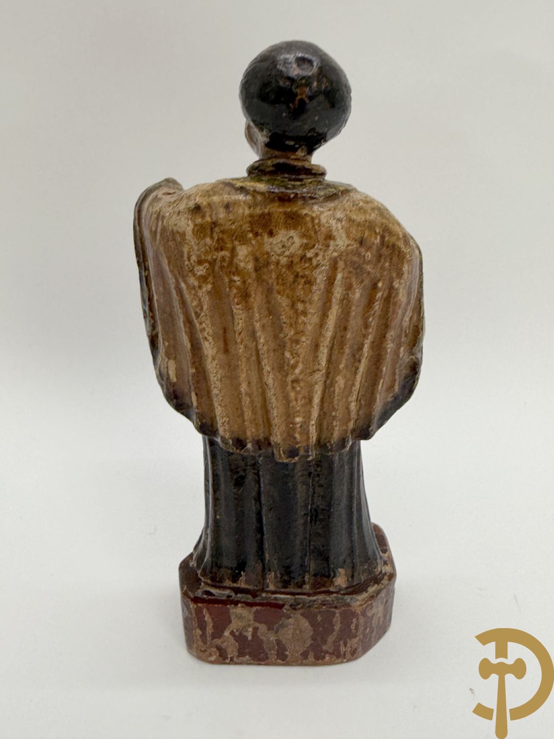 Houtsculptuur van gepolychromeerde evangelist, 18e + sculptuur van man steunend op Christusfiguur