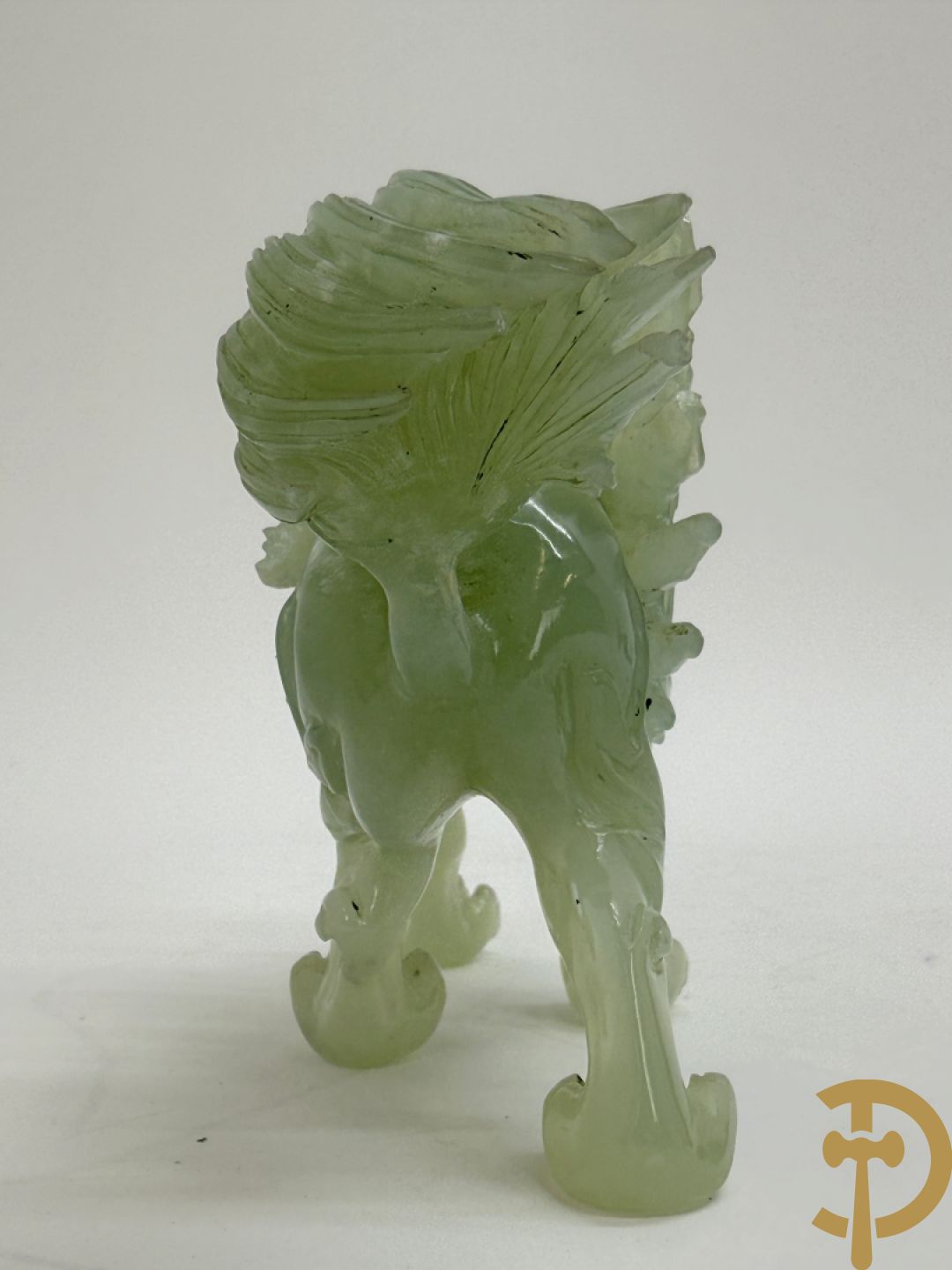 Drie Chinese handgestoken sculpturen van rammen en gevleugelde fo hond en in speksteen en jadeiet