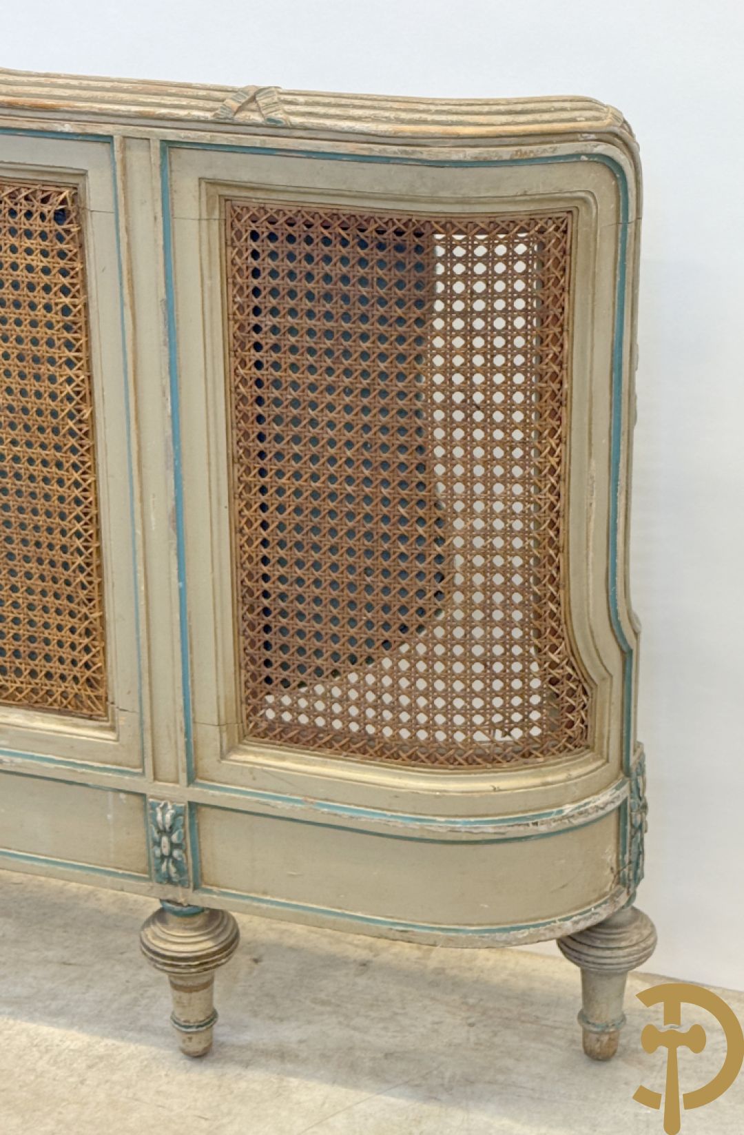Gepatineerd Louis XVI bed met cannage en guirlandes + 2 muurconsoles met cannage en marmeren blad